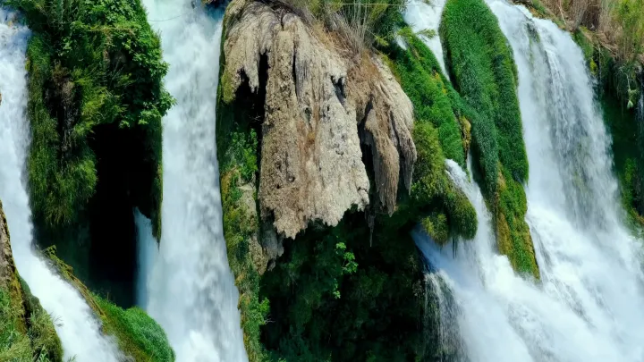 Green Split Falls live wallpaper scene