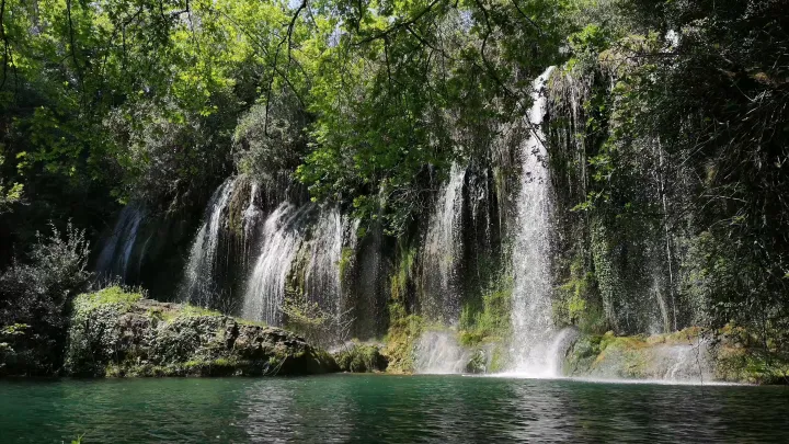 Veiled Falls live wallpaper scene